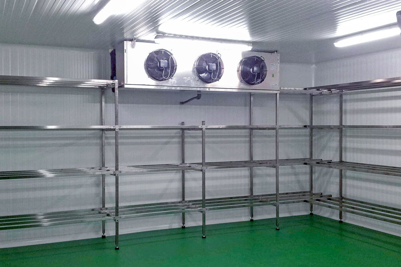 Стелажна система от неръждаема стомана съответстваща на изисквания HACCP